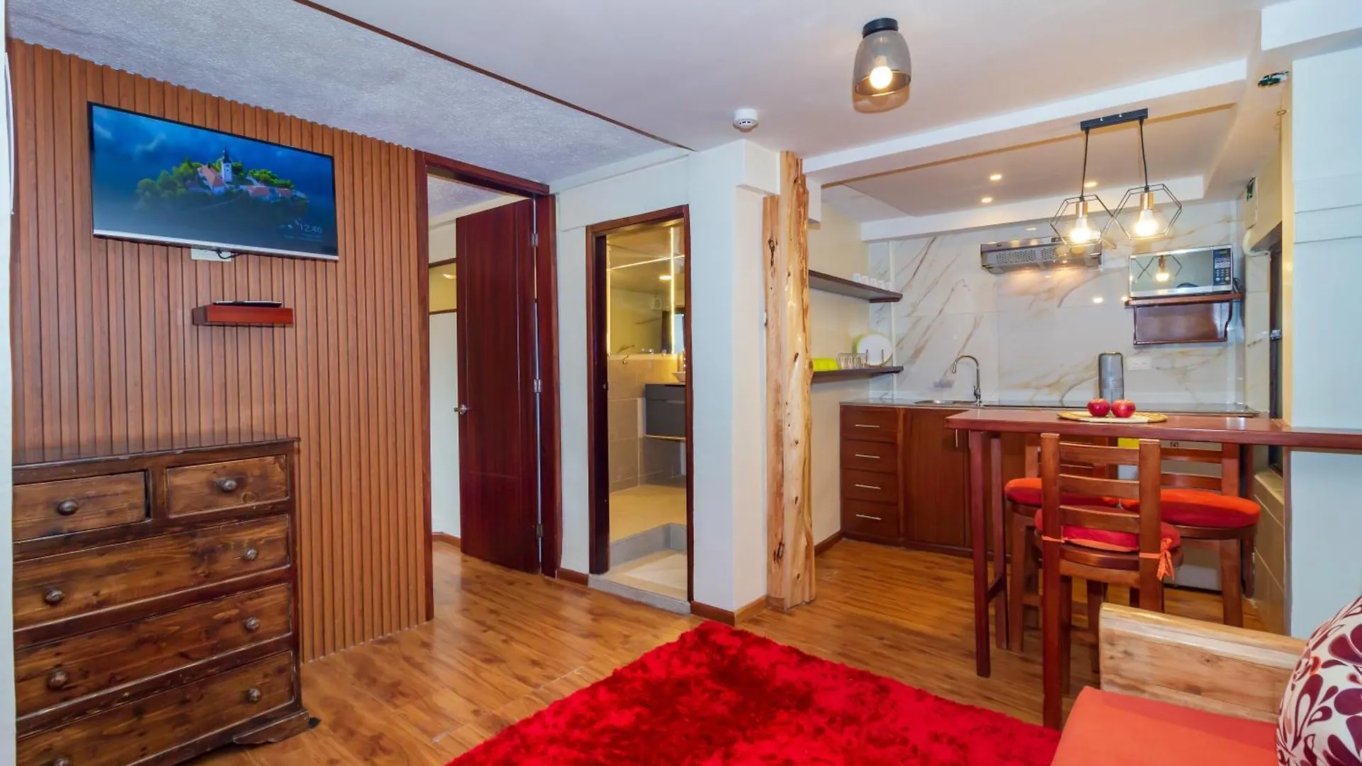 ***  Friends Hotel & Rooftop - Historic Center & Museums Ecuador