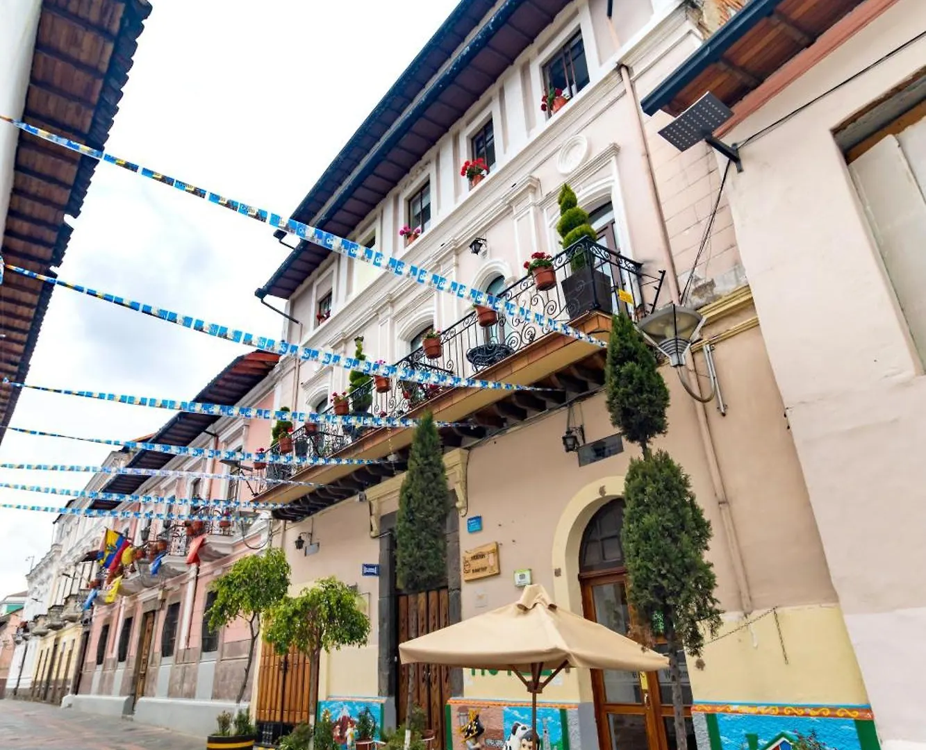 ***  Friends Hotel & Rooftop - Historic Center & Museums Ecuador