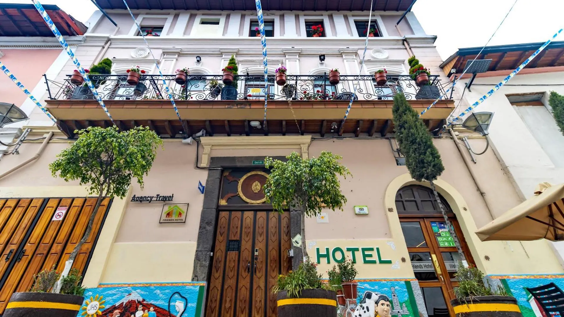 ***  Friends Hotel & Rooftop - Historic Center & Museums Ecuador