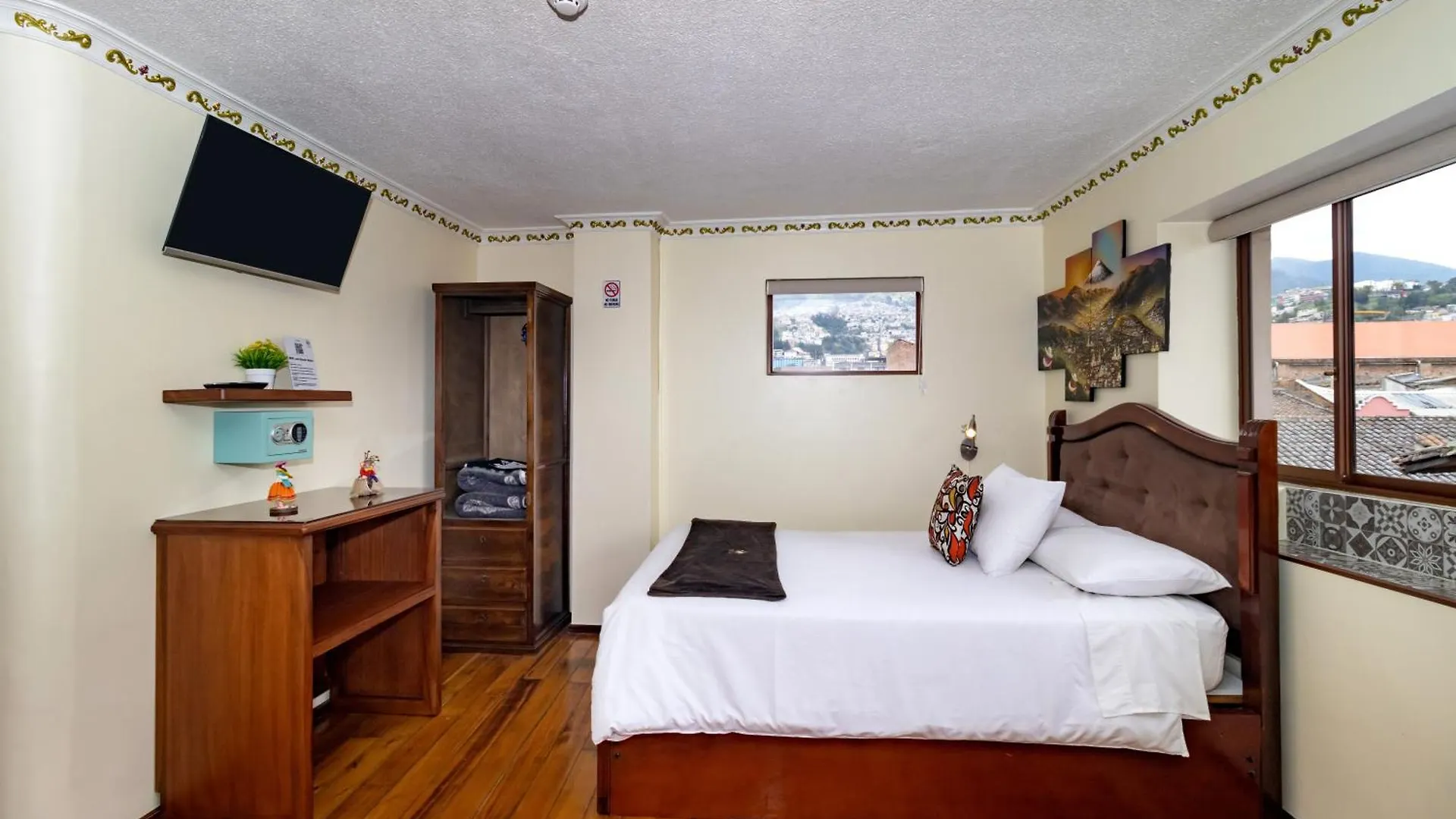 Friends Hotel & Rooftop - Historic Center & Museums  Quito